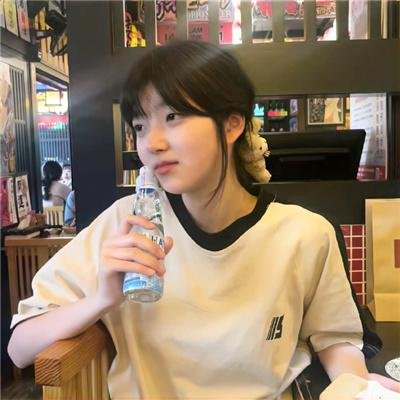 穿盔甲的少女